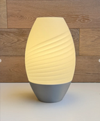 Das ist Icarus  eine Schreibtischlampe im Schicken Design Moderne Lampe in Vasen Design