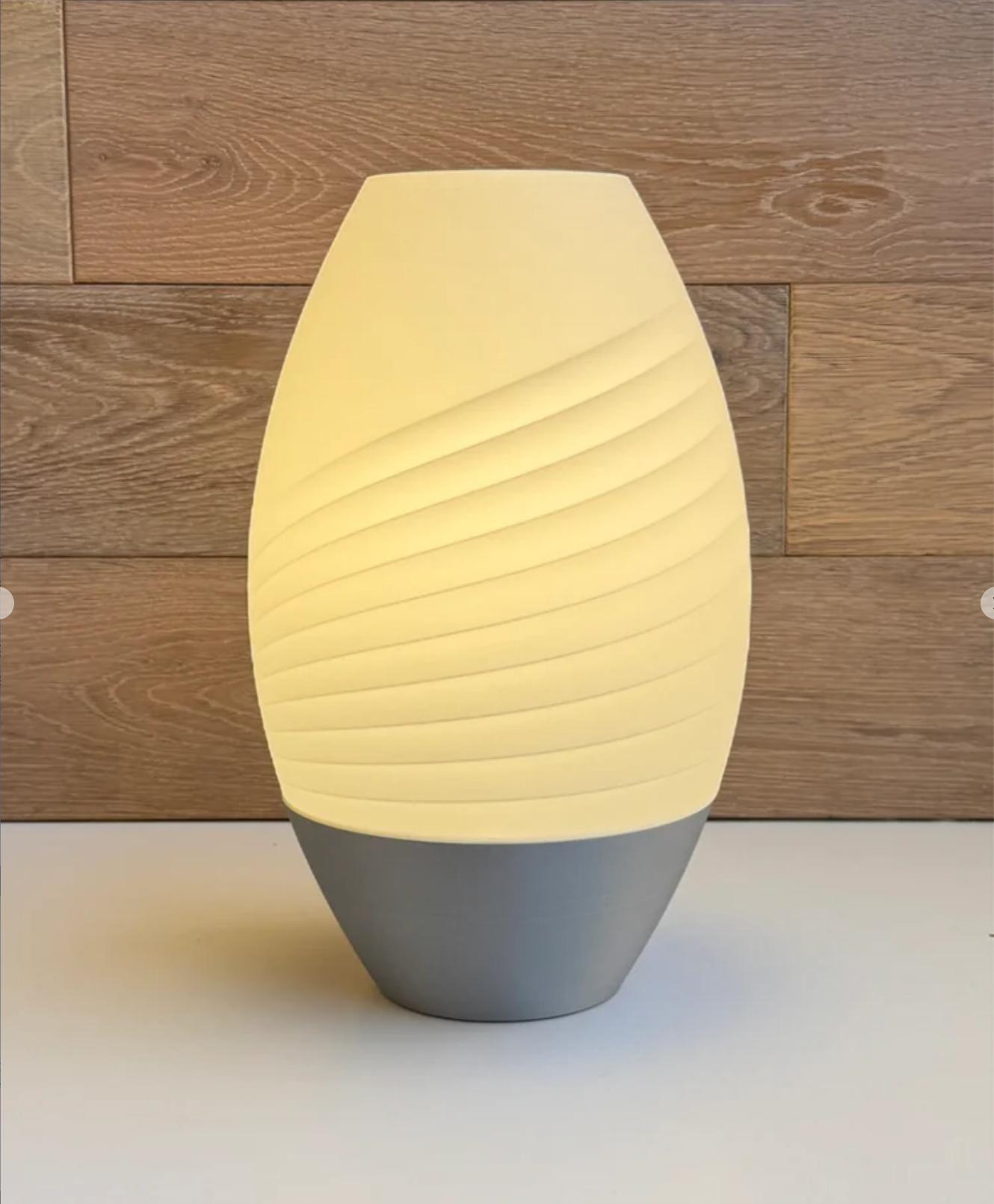 Das ist Icarus  eine Schreibtischlampe im Schicken Design Moderne Lampe in Vasen Design